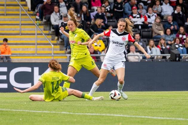 Match scene, duel, offensive action, action, f l Lisa Doorn TSG 1899 Hoffenheim, 14 , Lisann Kaut TSG 1899 Hoffenheim, 04 , Lara Prasnikar Eintracht Frankfurt, 07 , GER, Eintracht Frankfurt vs TSG 1899 Hoffenheim, Soccer, Google Pixel Womens Bundesliga, 21 Matchday, Season 2024 2025, 04 05 2025, DFB DFL REGULATES PROHIBIT ANY USE OF PHOTOGRAPHS AS IMAGE SEQUENCES AND OR QUASI VIDEO, GER, Eintracht Frankfurt vs TSG 1899 Hoffenheim, Football, Google Pixel Womens Bundesliga, 21 Matchday, Season 2024 2025, 04 05 2025, Frankfurt am Main Copyright: xEibner-Pressefoto Jan-NiclasxGrox EP_JGG
