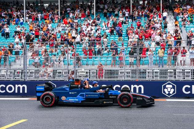 F1 - MIAMI GRAND PRIX 2025 Drivers parade, 55 SAINZ Carlos (spa), Williams Racing FW47, ALBON Alexander (tha), Williams Racing FW47, portrait during the Formula 1 Crypto.com Miami Grand Prix 2025, 6th round of the 2025 FIA Formula One World Championship, WM, Weltmeisterschaft from May 2 to 4, 2025 on the Miami International Autodrome, in Miami Gardens, Florida, United States of America - Miami GardensUnited States Copyright: xEricxAlonsox