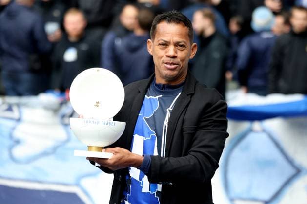 DEU, DFL, 2 FBL, Hertha BSC vs Gruether Fuerth, 04 05 2025, Berliner Olympiastadion, Berlin, DEU, DFL, 2 FBL, Hertha BSC vs Gruether Fuerth, im Bild Marcelinho im Stadion mit Fahnentraeger, Nadel DFL regulations prohibit any use of Photographs as image sequences and or quasi video nordphotoxGmbHx xEngler nph00076