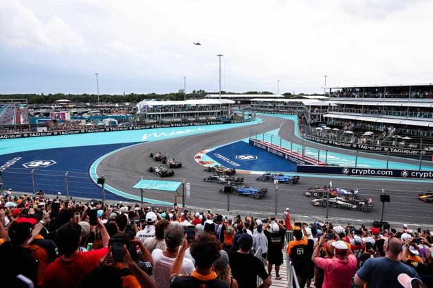 F1 - MIAMI GRAND PRIX 2025 Start of the race, 01 VERSTAPPEN Max (nld), Red Bull Racing RB21, action leads the group during the Formula 1 Crypto.com Miami Grand Prix 2025, 6th round of the 2025 FIA Formula One World Championship, WM, Weltmeisterschaft from May 2 to 4, 2025 on the Miami International Autodrome, in Miami Gardens, Florida, United States of America - Miami GardensUnited States Copyright: xEricxAlonsox