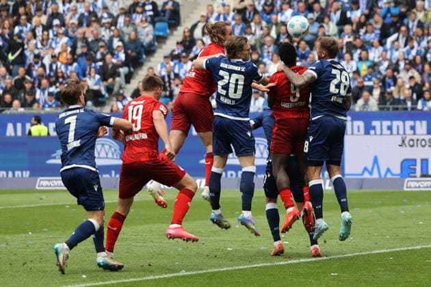 04 05 2025, Football, Men, 2 Bundesliga, Season 2024 2025, Karlsruher SC 1 FC Kaiserslautern, David Herold Karlsruher SC , Marcel Franke Karlsruher SC , Daniel Hanslik 1 FC Kaiserslautern , Jannis Heuer 1 FC Kaiserslautern , Ragnar Ache 1 FC Kaiserslautern Karlsruhe BBBank Wildpark Baden Württemberg Germany EN Copyright: xSebastianxBachx
