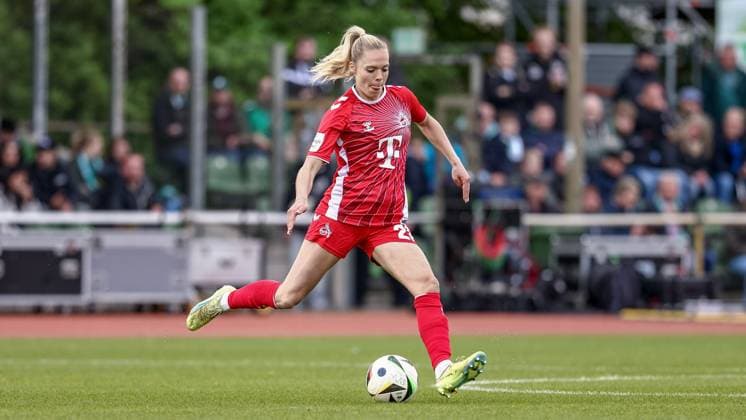 Janina Hechler 1 FC Köln, 28 on the ball, cropped image, single image, full body, action, action, match scene, THE DFB REGULATIONS PROHIBIT ANY USE OF PHOTOGRAPHS AS IMAGE SEQUENCES AND OR QUASI VIDEO , 04 05 2025, Bremen Germany , Football, Google Pixel Womens Bundesliga, SV Werder Bremen 1 FC Köln xobx