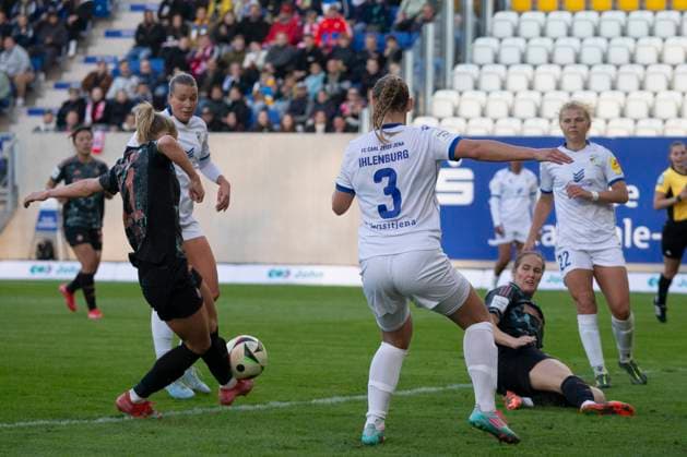 GER, Jena, Fußball, Google Pixel Frauen Bundesliga, 21 Spieltag, FC Carl Zeiss Jena vs FC Bayern Muenchen im Bild v l Lea Schueller FC Bayern 11 , Torchance, Torschuss, Strafraumszene 05 05 2025, Ernst Abbe Sportfeld Jena DFL DFB REGULATIONS PROHIBIT ANY USE OF PHOTOGRAPHS AS IMAGE SEQUENCES AND OR QUASI VIDEO, Copyright: HMBxMedia PaulxFritz
