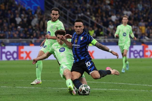 Milan, Italy, 6th May 2025. Lautaro Martinez of FC Internazionale is foueld by Pau Cubarsi of FC Barcelona, Barca to earn a penalty during the Internazionale vs FC Barcelona UEFA Champions League match at Giuseppe Meazza, Milan. Picture credit should read: Jonathan Moscrop Sportimage EDITORIAL USE ONLY. No use with unauthorised audio, video, data, fixture lists, club league logos or live services. Online in-match use limited to 120 images, no video emulation. No use in betting, games or single club league player publications. SPI_031_JM_INTER_BARCA_UCL SPI-3886-0031