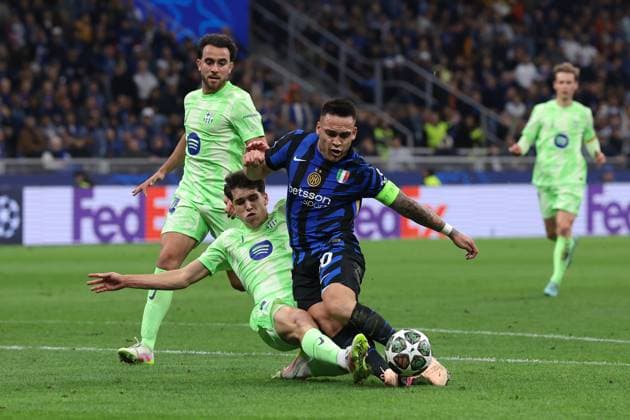 Milan, Italy, 6th May 2025. Lautaro Martinez of FC Internazionale is foueld by Pau Cubarsi of FC Barcelona, Barca to earn a penalty during the Internazionale vs FC Barcelona UEFA Champions League match at Giuseppe Meazza, Milan. Picture credit should read: Jonathan Moscrop Sportimage EDITORIAL USE ONLY. No use with unauthorised audio, video, data, fixture lists, club league logos or live services. Online in-match use limited to 120 images, no video emulation. No use in betting, games or single club league player publications. SPI_032_JM_INTER_BARCA_UCL SPI-3886-0032