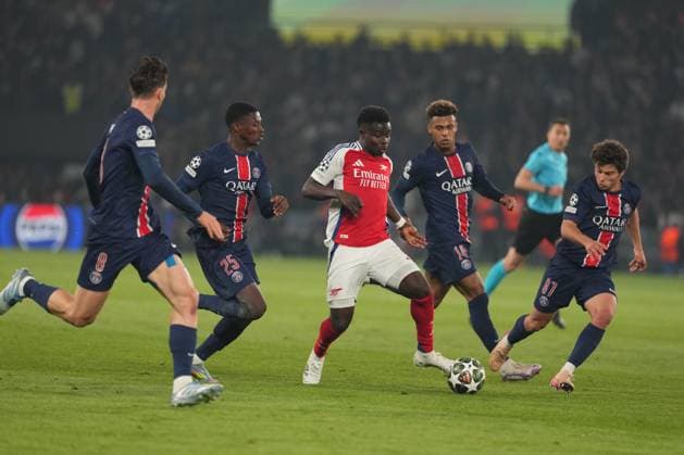 Bukayo Saka of Arsenal takes on the PSG defence Paris Saint-Germain v Arsenal, UEFA Champions League, Semi Final, Second Leg, Football, Parc des Princes, Paris, France - 07 May 2025 EDITORIAL USE ONLY No use with unauthorised audio, video, data, fixture lists, club league logos or live services. Online in-match use limited to 120 images, no video emulation. No use in betting, games or single club league player publications. Copyright: xDavexWinter Shutterstockx 15288067ay