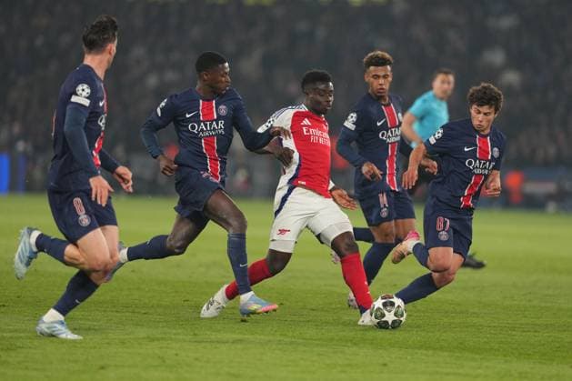 Bukayo Saka of Arsenal takes on the PSG defence Paris Saint-Germain v Arsenal, UEFA Champions League, Semi Final, Second Leg, Football, Parc des Princes, Paris, France - 07 May 2025 EDITORIAL USE ONLY No use with unauthorised audio, video, data, fixture lists, club league logos or live services. Online in-match use limited to 120 images, no video emulation. No use in betting, games or single club league player publications. Copyright: xDavexWinter Shutterstockx 15288067az