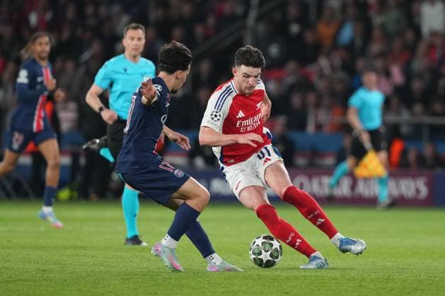 Declan Rice of Arsenal takes on Vitinha of PSG Paris Saint-Germain v Arsenal, UEFA Champions League, Semi Final, Second Leg, Football, Parc des Princes, Paris, France - 07 May 2025 EDITORIAL USE ONLY No use with unauthorised audio, video, data, fixture lists, club league logos or live services. Online in-match use limited to 120 images, no video emulation. No use in betting, games or single club league player publications. Copyright: xDavexWinter Shutterstockx 15288067bb