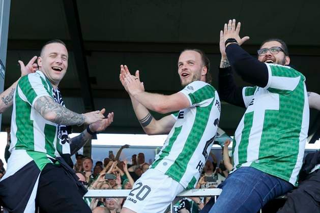 Jorrit Hendrix SC Preussen Muenster celebrates the home win on the fence with the fans, 2 Bundesliga, Preußen Münster vs Hertha BSC, Preußenstadion, May 9, 2025 in Münster, Germany Photo by Marco Steinbrenner DeFodi Images Jorrit Hendrix SC Preussen Muenster celebrates the home win on the fence with the fans, 2 Bundesliga, Preußen Münster vs Hertha BSC, Preußenstadion, May 9, 2025 in Münster, Germany Photo by Marco Steinbrenner DeFodi Images DFB DFL REGULATIONS PROHIBIT ANY USE OF PHOTOGRAPHS AS IMAGE SEQUENCES AND OR QUASI VIDEO