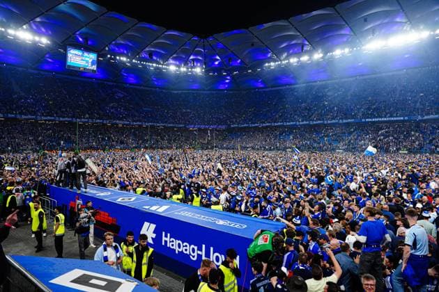 Fans celebrate Hamburger SVs promotion with a pitch storm GER, Hamburger SV vs SSV Ulm, Football, 2 Bundesliga, Matchday 33, Season 2024 2025, 10 05 2025 DFL REGULATES PROHIBIT ANY USE OF PHOTOGRAPHS AS IMAGE SEQUENCES AND OR QUASI VIDEO GER, Hamburger SV vs SSV Ulm, Football, 2 Bundesliga, Matchday 33, Season 2024 2025, 10 05 2025 Hamburg Copyright: xEibner-Pressefoto MarcelxvonxFehrnx EP_MFN