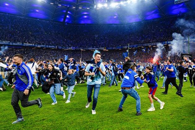 Fans storming the pitch after promotion to Bundesliga 1 GER, Hamburger SV vs SSV Ulm, Football, Bundesliga 2, Matchday 33, Season 2024 2025, 10 05 2025 DFL REGULATES PROHIBIT ANY USE OF PHOTOGRAPHS AS IMAGE SEQUENCES AND OR QUASI VIDEO GER, Hamburger SV vs SSV Ulm, Football, Bundesliga 2, Matchday 33, Season 2024 2025, 10 05 2025 Hamburg Copyright: xEibner-Pressefoto MarcelxvonxFehrnx EP_MFN