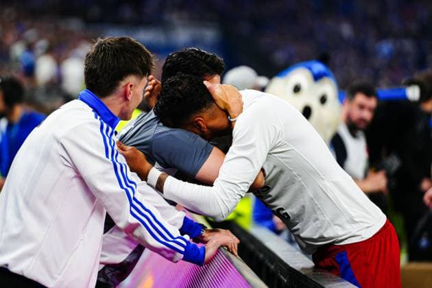 Daniel Muessig Hamburger SV, Athletic Trainer , Davie Selke Hamburger SV, 27 GER, Hamburger SV vs SSV Ulm, Football, 2 Bundesliga, Matchday 33, Season 2024 2025, 10 05 2025 DFL REGULATIONS PROHIBIT ANY USE OF PHOTOGRAPHS AS IMAGE SEQUENCES AND OR QUASI VIDEO GER, Hamburger SV vs SSV Ulm, Football, 2 Bundesliga, Matchday 33, Season 2024 2025, 10 05 2025 Hamburg Copyright: xEibner-Pressefoto MarcelxvonxFehrnx EP_MFN