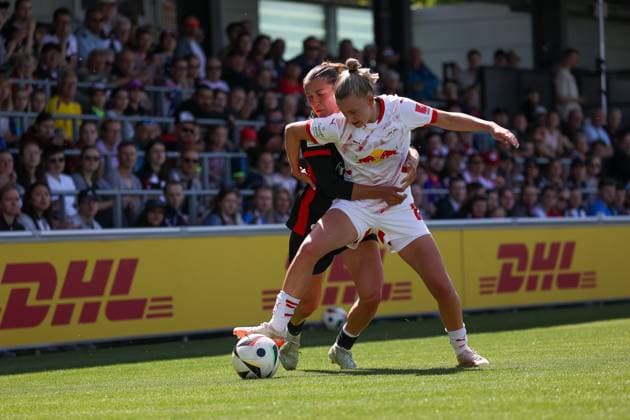 Marlene Mueller RB Leipzig Women, 27 duel, duel, fight on the ball with Carlotta Wamser Eintracht Frankfurt Women, 30 , RB Leipzig Women vs Eintracht Frankfurt Women, Football, 1 Womens Bundesliga, 22 Matchday, Season 2024 2025, 11 05 2025,¨ DFL REGULATES PROHIBIT ANY USE OF PHOTOGRAPHS AS IMAGE SEQUENCES AND OR QUASI VIDEO,¨ RB Leipzig Women vs Eintracht Frankfurt Women, Football, 1 Womens Bundesliga, Matchday 22, Season 2024 2025, 11 05 2025 Leipzig Copyright: xEibner-Pressefoto LauraxRoemerx EP_LRR