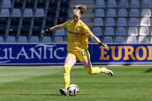 Rafaela Borggräfe goalkeeper, goalkeeper, SC Freiburg, 12 on the ball, cropped image, single image, full body, action, action, game scene, THE DFB REGULATIONS PROHIBIT ANY USE OF PHOTOGRAPHS AS IMAGE SEQUENCES AND OR QUASI VIDEO , 11 05 2025, Freiburg Germany , Football, Google Pixel Womens Bundesliga, SC Freiburg SV Werder Bremen xobx