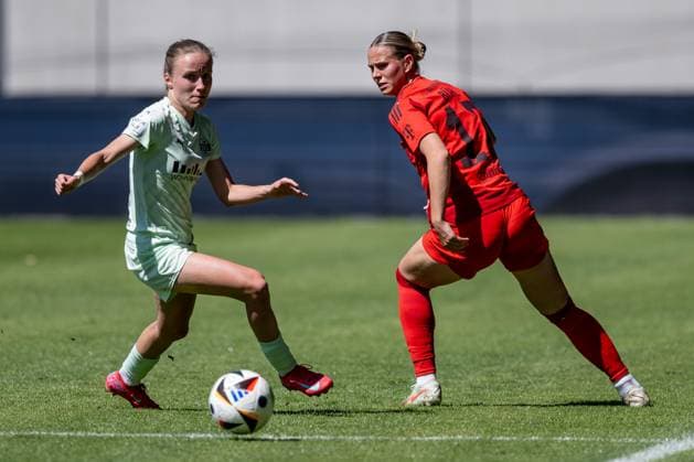 Fight for the ball duel between Beke Sterner SGS Essen, 19 and Klara Buehl FC Bayern Muenchen Frauen, 17 FC Bayern Muenchen Frauen vs SGS Essen 1968, Soccer, Google Pixel Women Bundesliga, 22 Matchday, Season 2024 2025, 11 05 2025 DFL DFB REGULATIONS PROHIBIT ANY USE OF PHOTOGRAPHS as IMAGE SEQUENCES and or QUASI VIDEO FC Bayern Muenchen Frauen vs SGS Essen 1968, Football, Google Pixel Frauen Bundesliga, 22 Spieltag, Saison 2024 2025, 11 05 2025 Muenchen Copyright: xEibner-Pressefoto HeikexFeinerx EP_HFR