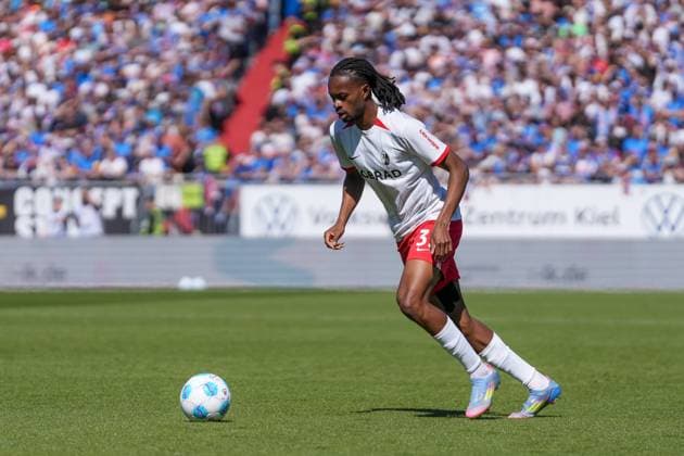 Jordy Makengo SC Freiburg, 33 on the ball , Germany, Football, 1 Bundesliga, 33 Matchday, 2024 2025, Holstein Kiel vs SC Freiburg, 10 05 2025, Holstein Stadion, Kiel, Germany DFL REGULATIONS PROHIBIT ANY USE OF PHOTOGRAPHS AS IMAGE SEQUENCES AND OR QUASI VIDEO Kiel Holstein Stadion Schleswig Holstein Germany Copyright: xArnexAmbergx