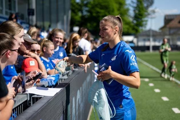 Melissa Koessler TSG Hoffenheim, 25 signs autographs for the fans, GER, TSG 1899 Hoffenheim vs FC Carl Zeiss Jena, Football Google Pixel Frauen Bundesliga, 22 Spieltag, Saison 2024 2025, 11 05 2025 DFB regulations prohibit any use of photographs as image sequences and or quasi video GER, TSG 1899 Hoffenheim vs FC Carl Zeiss Jena, Football Google Pixel Frauen Bundesliga, 22 Spieltag, Saison 2024 2025, 11 05 2025 Hoffenheim Copyright: xEibner-Pressefoto Memmlerx EP_MMR