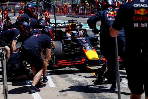 F1 - EMILIA ROMAGNA GRAND PRIX 2025 01 VERSTAPPEN Max (nld), Red Bull Racing RB21, action mechanic, mecanicien, mechanics pitstop during the Formula 1 AWS Gran Premio del Made in Italy e Dell™Emilia-Romagna 2025, Emilia Romagna Grand Prix 2025, 7th round of the 2025 FIA Formula One World Championship, WM, Weltmeisterschaft from May 16 to 18, 2025 on the Autodromo Internazionale Enzo e Dino Ferrari, in Imola, Italy - ImolaItaly Copyright: xJavierxJimenezx