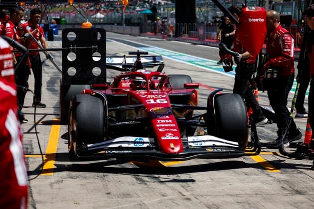 F1 - EMILIA ROMAGNA GRAND PRIX 2025 16 LECLERC Charles (mco), Scuderia Ferrari SF-25, action mechanic, mecanicien, mechanics16 LECLERC Charles (mco), Scuderia Ferrari SF-25, mechanic, mecanicien, mechanics during the Formula 1 AWS Gran Premio del Made in Italy e Dell™Emilia-Romagna 2025, Emilia Romagna Grand Prix 2025, 7th round of the 2025 FIA Formula One World Championship, WM, Weltmeisterschaft from May 16 to 18, 2025 on the Autodromo Internazionale Enzo e Dino Ferrari, in Imola, Italy - ImolaItaly Copyright: xJavierxJimenezx