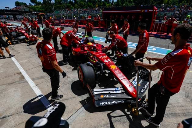 F1 - EMILIA ROMAGNA GRAND PRIX 2025 44 HAMILTON Lewis (gbr), Scuderia Ferrari SF-25, action 16 LECLERC Charles (mco), Scuderia Ferrari SF-25, action mechanic, mecanicien, mechanics during the Formula 1 AWS Gran Premio del Made in Italy e Dell™Emilia-Romagna 2025, Emilia Romagna Grand Prix 2025, 7th round of the 2025 FIA Formula One World Championship, WM, Weltmeisterschaft from May 16 to 18, 2025 on the Autodromo Internazionale Enzo e Dino Ferrari, in Imola, Italy - ImolaItaly Copyright: xJavierxJimenezx
