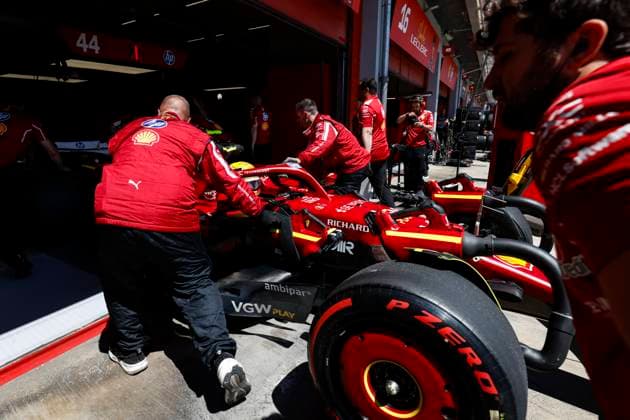 F1 - EMILIA ROMAGNA GRAND PRIX 2025 44 HAMILTON Lewis (gbr), Scuderia Ferrari SF-25, action mechanic, mecanicien, mechanics during the Formula 1 AWS Gran Premio del Made in Italy e Dell™Emilia-Romagna 2025, Emilia Romagna Grand Prix 2025, 7th round of the 2025 FIA Formula One World Championship, WM, Weltmeisterschaft from May 16 to 18, 2025 on the Autodromo Internazionale Enzo e Dino Ferrari, in Imola, Italy - ImolaItaly Copyright: xJavierxJimenezx
