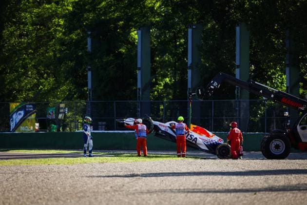 F1 - EMILIA ROMAGNA GRAND PRIX 2025 06 HADJAR Isack (fra), Visa Cash App RB F1 Team VCARB02, action marshall, commissaire de piste, marshal, marshalls, marshals during the Formula 1 AWS Gran Premio del Made in Italy e Dell™Emilia-Romagna 2025, Emilia Romagna Grand Prix 2025, 7th round of the 2025 FIA Formula One World Championship, WM, Weltmeisterschaft from May 16 to 18, 2025 on the Autodromo Internazionale Enzo e Dino Ferrari, in Imola, Italy - ImolaItaly Copyright: xANTONINxVINCENTx