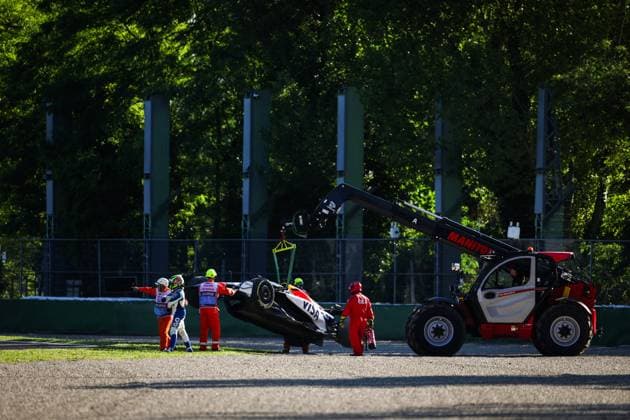 F1 - EMILIA ROMAGNA GRAND PRIX 2025 06 HADJAR Isack (fra), Visa Cash App RB F1 Team VCARB02, action marshall, commissaire de piste, marshal, marshalls, marshals during the Formula 1 AWS Gran Premio del Made in Italy e Dell™Emilia-Romagna 2025, Emilia Romagna Grand Prix 2025, 7th round of the 2025 FIA Formula One World Championship, WM, Weltmeisterschaft from May 16 to 18, 2025 on the Autodromo Internazionale Enzo e Dino Ferrari, in Imola, Italy - ImolaItaly Copyright: xANTONINxVINCENTx