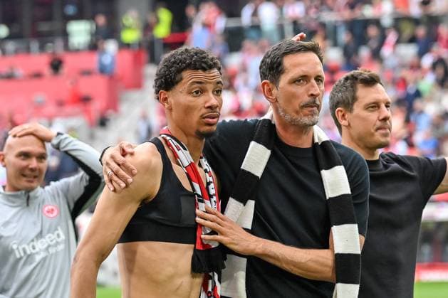 Hugo Ekitike Eintracht Frankfurt, 11 , Dino Toppmoeller Eintracht Frankfurt, coaches are happy after the match GER, SC Freiburg Eintracht Frankfurt, Football, Bundesliga, Matchday 34, Season 2024 2025, 17 05 2025 DFL DFB REGULATIONS PROHIBIT ANY USE OF PHOTOGRAPHS AS IMAGE SEQUENCES AND OR QUASI VIDEO GER, SC Freiburg Eintracht Frankfurt, Football, Bundesliga, Matchday 34, Season 2024 2025, 17 05 2025 Freiburg Copyright: xEibner-Pressefoto ThomasxHessx EP_THS