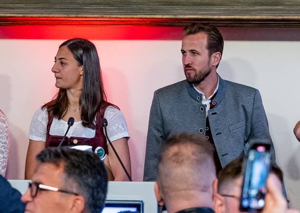 Maria Luisa Mala Grohs Goalkeeper, FC Bayern Muenchen Women, 1 next to Harry Kane FC Bayern Muenchen, 9 in the meeting room Reception and championship ceremony FC Bayern Muenchen Men and Women, football, Bundesliga, 2024 2025 season, 18 05 2025 Reception and championship ceremony FC Bayern Muenchen Men and Women, football, Bundesliga, 2024 2025 season, 18 05 2025 Muenchen Copyright: xEibner-Pressefoto FranzxFeinerx EP_HFR