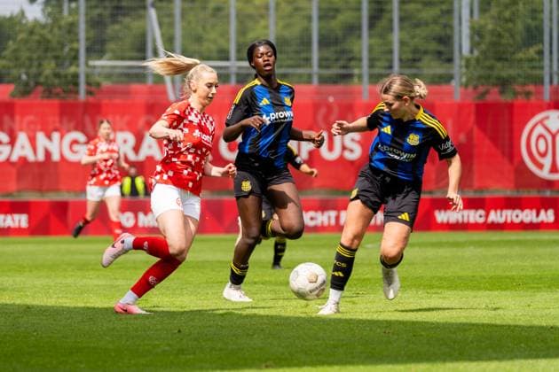 Match scene, duel, f l Chiara Bouziane 1 FSV Mainz 05, 10 , Chelsea Agyei 1 FC Saarbruecken, 07 , Larissa Theil 1 FC Saarbruecken, 28 , GER, 1 FSV Mainz 05 vs 1 FC Saarbruecken, Frauen Regionalliga Suedwest, 21 Spieltag, Season 2024 2025, 18 05 2025, DFB DFL REGULATIONS PROHIBIT ANY USE OF PHOTOGRAPHS AS IMAGE SEQUENCES AND OR QUASI VIDEO, GER, 1 FSV Mainz 05 vs 1 FC Saarbruecken, Frauen Regionalliga Suedwest, 21 Matchday, Season 2024 2025, 18 05 2025, Mainz Copyright: xEibner-Pressefoto Jan-NiclasxGrox EP_JGG