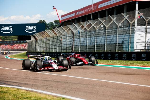 Formula 1 AWS Gran Premio del Made in Italy e dell Emilia-Romagna Alexis Perrin OVERTAKE MAXPPP - Imola 18 05 2025 87 BEARMAN Oliver (gbr), Haas F1 Team, action 16 LECLERC Charles (mon), Scuderia Ferrari, action during the Formula 1 AWS Gran Premio del Made in Italy e dell Emilia-Romagna Grand Prix 2025, the 7th round of the 2025 FIA Formula 1 World Championship, WM, Weltmeisterschaft on the Autodromo Internazionale Enzo e Dino Ferrari from May 15 to 18, 2025, in Imola, Italy Imola Italy Copyright: xOVERTAKE MAXPPPxAlexisxPerrinx OVT202505186197 OVT202505186197