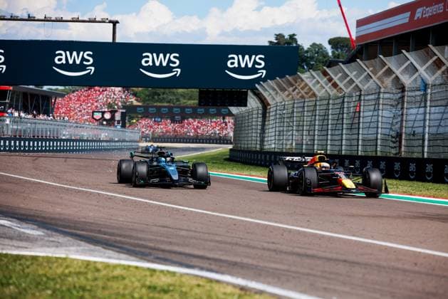 Formula 1 AWS Gran Premio del Made in Italy e dell Emilia-Romagna Alexis Perrin OVERTAKE MAXPPP - Imola 18 05 2025 22 TSUNODA Yuki (jpn), Red Bull Racing, action 63 RUSSELL George (gbr), Mercedes AMG Petronas, action during the Formula 1 AWS Gran Premio del Made in Italy e dell Emilia-Romagna Grand Prix 2025, the 7th round of the 2025 FIA Formula 1 World Championship, WM, Weltmeisterschaft on the Autodromo Internazionale Enzo e Dino Ferrari from May 15 to 18, 2025, in Imola, Italy Imola Italy Copyright: xOVERTAKE MAXPPPxAlexisxPerrinx OVT202505186203 OVT202505186203