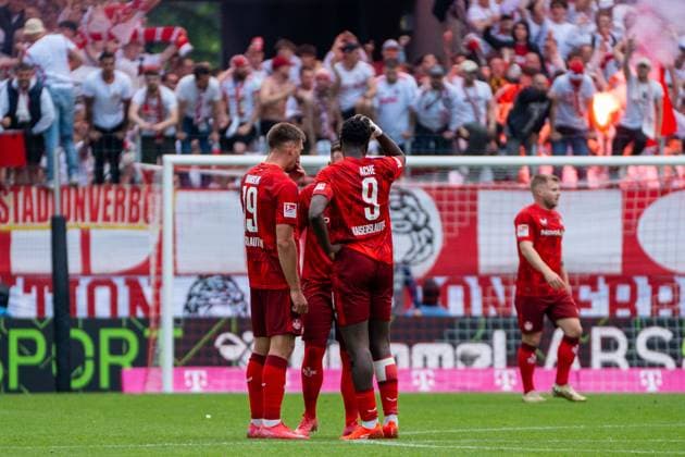 Daniel Hanslik 1 FC Kaiserslautern, 19 and Ragnar Ache 1 FC Kaiserslautern, 09 confer after the 2 0 1 FC Koeln vs 1 FC Kaiserslautern, Football, 2 Bundesliga, Matchday 34, Season 2024 2025, 18 05 2025 DFL REGULATES PROHIBIT ANY USE OF PHOTOGRAPHS AS IMAGE SEQUENCES AND OR QUASI VIDEO 1 FC Koeln vs 1 FC Kaiserslautern, Football, Bundesliga 2, Matchday 34, Season 2024 2025, 18 05 2025 Koeln Copyright: xEibner-Pressefoto JustinxDerondex EP_JDU