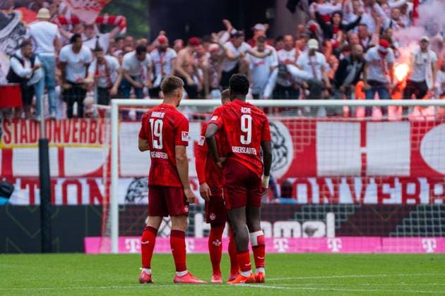 Daniel Hanslik 1 FC Kaiserslautern, 19 and Ragnar Ache 1 FC Kaiserslautern, 09 confer after the 2 0 1 FC Koeln vs 1 FC Kaiserslautern, Football, 2 Bundesliga, Matchday 34, Season 2024 2025, 18 05 2025 DFL REGULATES PROHIBIT ANY USE OF PHOTOGRAPHS AS IMAGE SEQUENCES AND OR QUASI VIDEO 1 FC Koeln vs 1 FC Kaiserslautern, Football, Bundesliga 2, Matchday 34, Season 2024 2025, 18 05 2025 Koeln Copyright: xEibner-Pressefoto JustinxDerondex EP_JDU