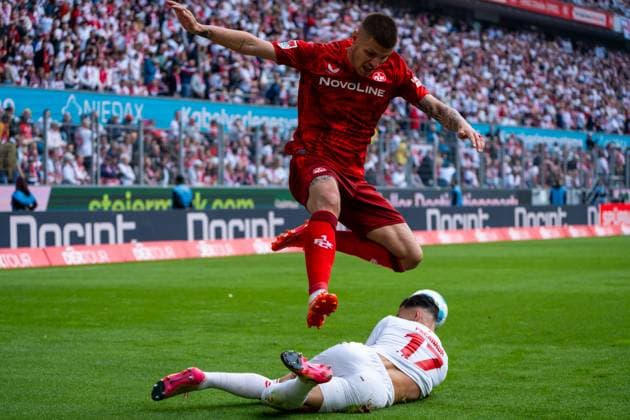 Erik Wekesser 1 FC Kaiserslautern, 13 in duel against Leart Pacarada 1 FC Koeln, 17 1 FC Koeln vs 1 FC Kaiserslautern, Football, 2 Bundesliga, Matchday 34, Season 2024 2025, 18 05 2025 DFL REGULATES PROHIBIT ANY USE OF PHOTOGRAPHS AS IMAGE SEQUENCES AND OR QUASI VIDEO 1 FC Koeln vs 1 FC Kaiserslautern, Football, Bundesliga 2, Matchday 34, Season 2024 2025, 18 05 2025 Koeln Copyright: xEibner-Pressefoto JustinxDerondex EP_JDU