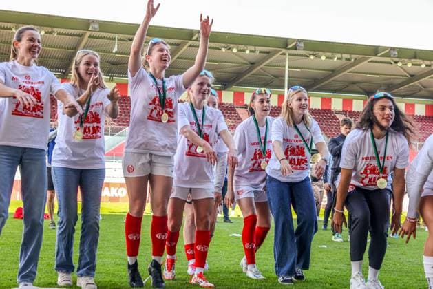 GER, Mainz, FSV Mainz 05 vs 1 FC Saarbrücken, Regionalliga, Fußball, DFB, Spielzeit 2024 2025, Bruchwegstadion, 21 Spieltag, im Bild Die Frauen von FSV Mainz 05 feiern die Meisterschaft der Regionalliga DFB DFL REGULATIONS PROHIBIT ANY USE OF PHOTOGRAPHS AS IMAGE SEQUENCES AND OR QUASI VIDEO, 17 05 2025, Copyright: HMBxMedia HendrikxHamelau