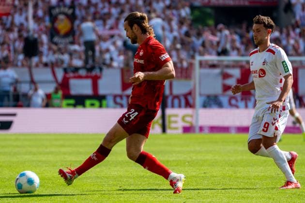 Jannis Heuer 1 FC Kaiserslautern, 24 plays a pass, behind him Luca Waldschmidt 1 FC Koeln, 09 1 FC Koeln vs 1 FC Kaiserslautern, Football, 2 Bundesliga, Matchday 34, Season 2024 2025, 18 05 2025 DFL REGULATES PROHIBIT ANY USE OF PHOTOGRAPHS AS IMAGE SEQUENCES AND OR QUASI VIDEO 1 FC Koeln vs 1 FC Kaiserslautern, Football, Bundesliga 2, Matchday 34, Season 2024 2025, 18 05 2025 Koeln Copyright: xEibner-Pressefoto JustinxDerondex EP_JDU