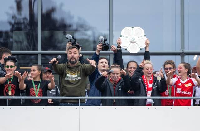 Soccer, Women, Season 2024 2025, 2 Womens Bundesliga 26 Matchday , 1 FC Union Berlin FSV Gütersloh, joint end-of-season party of the womens and mens Bundesliga teams on the forecourt of the An der Alten Försterei stadium, pictured from left Antonia Halverkamps 1 FC Union , Korina Janez 1 FC Union , stadium and press spokesman Christian Arbeit 1 FC Union Berlin , Lisa Heiseler 1 FC Union , goalkeeping coach Dr Laura Von Zadow 1 FC Union with the championship trophy, Judith Steinert 1 FC Union , Marie Becker 1 FC Union , Celine Frank 1 FC Union , 18 05 2025, Copyright: xMatthiasxKochx