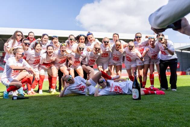 Cheers, joy, emotion, team of 1 FSV Mainz 05 celebrates promotion, GER, 1 FSV Mainz 05 vs 1 FC Saarbruecken, Frauen Regionalliga Suedwest, 21 Spieltag, Saison 2024 2025, 18 05 2025, DFB DFL REGULATIONS PROHIBIT ANY USE OF PHOTOGRAPHS AS IMAGE SEQUENCES AND OR QUASI VIDEO, GER, 1 FSV Mainz 05 vs 1 FC Saarbruecken, Frauen Regionalliga Suedwest, 21 Spieltag, Saison 2024 2025, 18 05 2025, Mainz Copyright: xEibner-Pressefoto Jan-NiclasxGrox EP_JGG