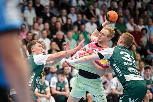 Goeppingen, Germany, 19 05 25 Victor Klöve FRISCH AUF Göppingen , Langhoff Matthes Füchse Berlin imd Ymir Gislason FRISCH AUF Göppingen in a duel during the Daikin Handball Bundesliga match between FRISCH AUF Goeppingen vs Füchse Berlin at EWS Arena on May 19, 2025 in Goeppingen, Germany Photo by Harry Langer DeFodi Images Goeppingen, Germany, 19 05 25 Victor Klöve FRISCH AUF Göppingen , Langhoff Matthes Füchse Berlin imd Ymir Gislason FRISCH AUF Göppingen battle for the ball during the Daikin Handball Bundesliga match between FRISCH AUF Goeppingen vs Füchse Berlin at EWS Arena on May 19, 2025 in Goeppingen, Germany Photo by Harry Langer DeFodi Images Photo by Harry Langer DeFodi Images