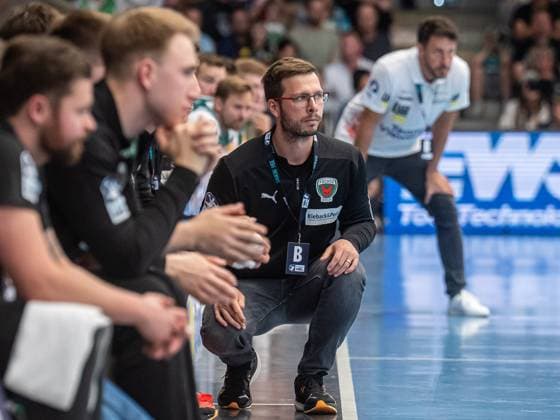 Jaron Siewert Fuechse Berlin, head coach in the foreground, Ben Matschke, head coach Frisch Auf Goeppingen in the background, Frisch Auf Goeppingen vs Fuechse Berlin, Handball, 1 Bundesliga, Men, 2024 2025 season, 19 05 2025, Frisch Auf Goeppingen vs Fuechse Berlin, Handball, 1 Bundesliga, Men, 2024 2025 season, 19 05 2025 Goeppingen Copyright: xMichaelxSchmidt Eibner-Pressefotx EP_MST