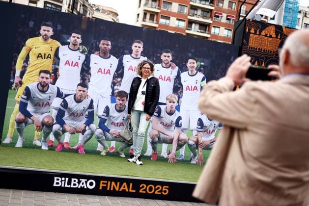 Fans pose for photos in the fan festival. Tottenham Hotspur v Manchester United, ManU Europa League Final, Football, San Mames Stadium, Bilbao, Spain - 21 May 2025 EDITORIAL USE ONLY No use with unauthorised audio, video, data, fixture lists, club league logos or live services. Online in-match use limited to 120 images, no video emulation. No use in betting, games or single club league player publications. Copyright: xJamesxMarsh Shutterstockx 15312890a