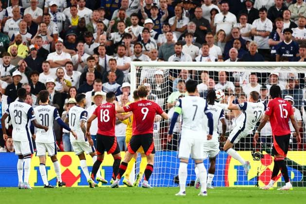 Micky Van de Ven of Tottenham Hotspur makes a goal line clearance Tottenham Hotspur v Manchester United, ManU Europa League Final, Football, San Mames Stadium, Bilbao, Spain - 21 May 2025 EDITORIAL USE ONLY No use with unauthorised audio, video, data, fixture lists, club league logos or live services. Online in-match use limited to 120 images, no video emulation. No use in betting, games or single club league player publications. Copyright: xJamesxMarsh Shutterstockx 15312890dw
