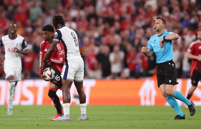 Bilbao, Spain, 21st May 2025. Yves Bissouma of Tottenham attempts to grab the ball from Amad Diallo of Manchester United, ManU resulting in being shown a yellow card during the Tottenham Hotspur vs Manchester United UEFA Europa League Final match at San Mames, Bilbao. Picture credit should read: David Klein Sportimage EDITORIAL USE ONLY. No use with unauthorised audio, video, data, fixture lists, club league logos or live services. Online in-match use limited to 120 images, no video emulation. No use in betting, games or single club league player publications. SPI_146_DK_Tottenham_Man_Utd SPI-3943-0149