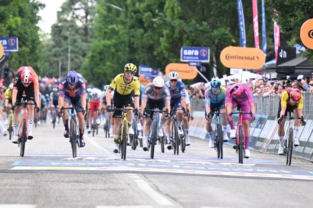 22-05-2025 Giro D italia; Tappa 12 Modena - Viadana; 2025, Visma - Lease A Bike; 2025, Picnic - Postnl; 2025, Alpecin - Deceuninck; 2025, Lidl - Trek; 2025, Ineos Grenadiers; Kooij, Olav; Van Uden, Casper; Groves, Kaden; Pedersen, Mads; Turner, Ben; Viadana;