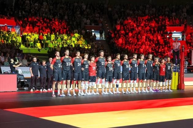 The German national volleyball team during the national anthem, GER, Germany vs. Italy, Volleyball, Men, National match, Season 2024 2025, 25 05 2025, GER, Germany vs. Italy, Volleyball, Men, National match, Season 2024 2025, 25 05 2025 Munich Copyright: xEibner-Pressefoto JennixMaulx EP_JML