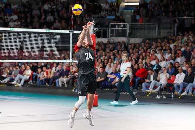 Eric Burggraef Germany, 24 accepts ball, GER, Germany vs. Italy, Volleyball, men, international, 2024 2025 season, 25 05 2025, GER, Germany vs. Italy, Volleyball, men, international, 2024 2025 season, 25 05 2025 Munich Copyright: xEibner-Pressefoto JennixMaulx EP_JML