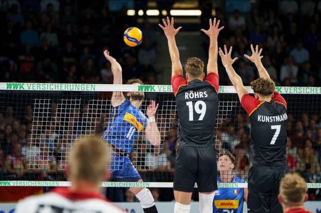 Volleyball mens international, Germany vs. Italy, 25 05 2025 Erik Roehrs GER, 19 , Joscha Kunstmann GER, 7 block the ball from Kamil Rychlicki ITA, 11 Volleyball mens international, Germany vs. Italy, 25 05 2025, BMW Park, Munich Copyright: xBEAUTIFULxSPORTSx Pajonkx