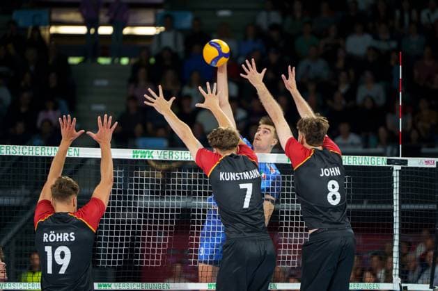 Volleyball mens international, Germany vs. Italy, 25 05 2025 Erik Roehrs GER, 19 , Joscha Kunstmann GER, 7 , Filip John GER, 8 block the ball from Francesco Sani ITA, 9 Volleyball mens international, Germany vs. Italy, 25 05 2025, BMW Park, Munich Copyright: xBEAUTIFULxSPORTSx Pajonkx