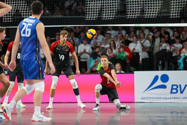Receiving the ball by Leonard Graven Germany, 02 , with Erik Roehrs Germany, 19 and Filip John Germany, 08 , with Mattia Boninfante Italy, 26 , GER, Germany vs. Italy, Volleyball, Men, National Match, Season 2024 2025, 25 05 2025, GER, Germany vs. Italy, Volleyball, Men, National Match, Season 2024 2025, 25 05 2025 Munich Copyright: xEibner-Pressefoto JennixMaulx EP_JML